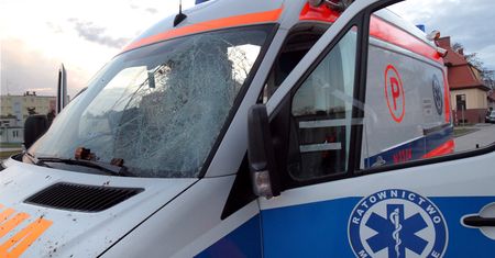 Warszawa. Wypadek karetki na Pradze. Na miejscu trzy zastępy straży pożarnej