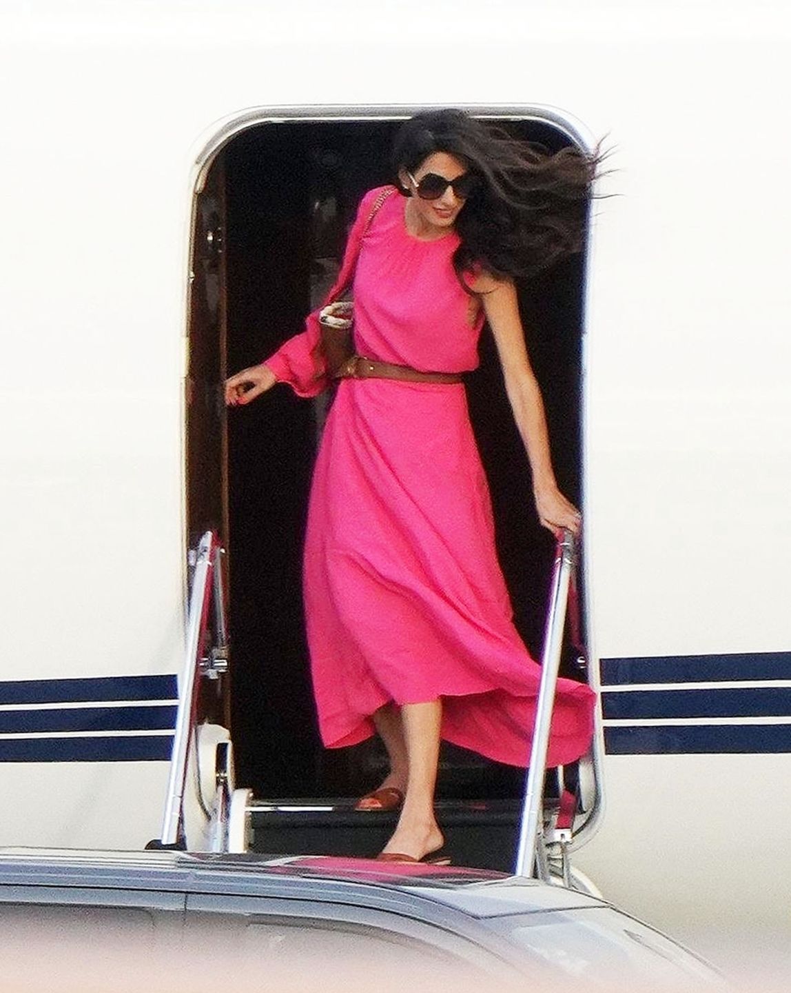 George i Amal Clooney wysiadają z prywatnego samolotu we Francji