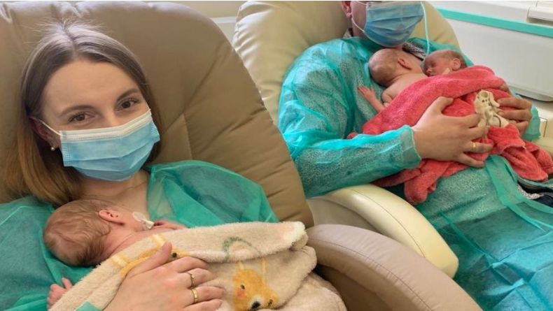 Rodzice z trojaczkami