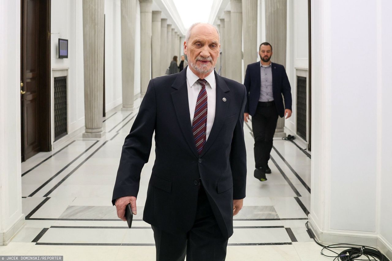 Podkomisja smoleńska zlikwidowana. Macierewicz odcięty od milionów