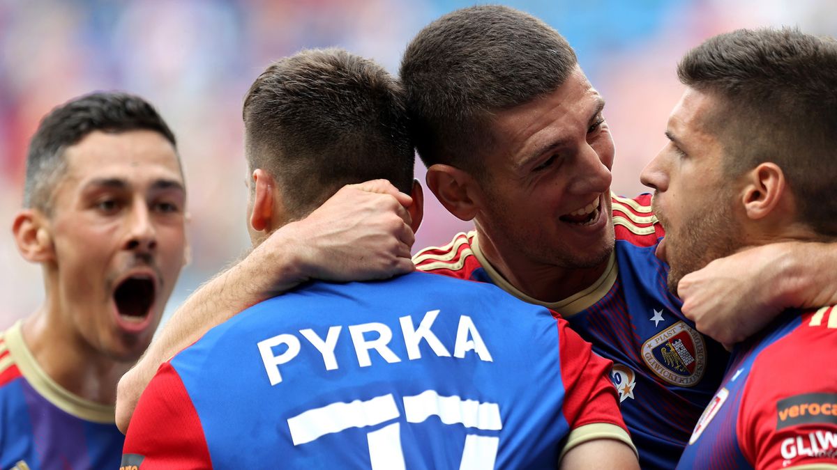 piłkarze Piasta Gliwice cieszą się z gola podczas meczu Ekstraklasy z Wisłą Płock