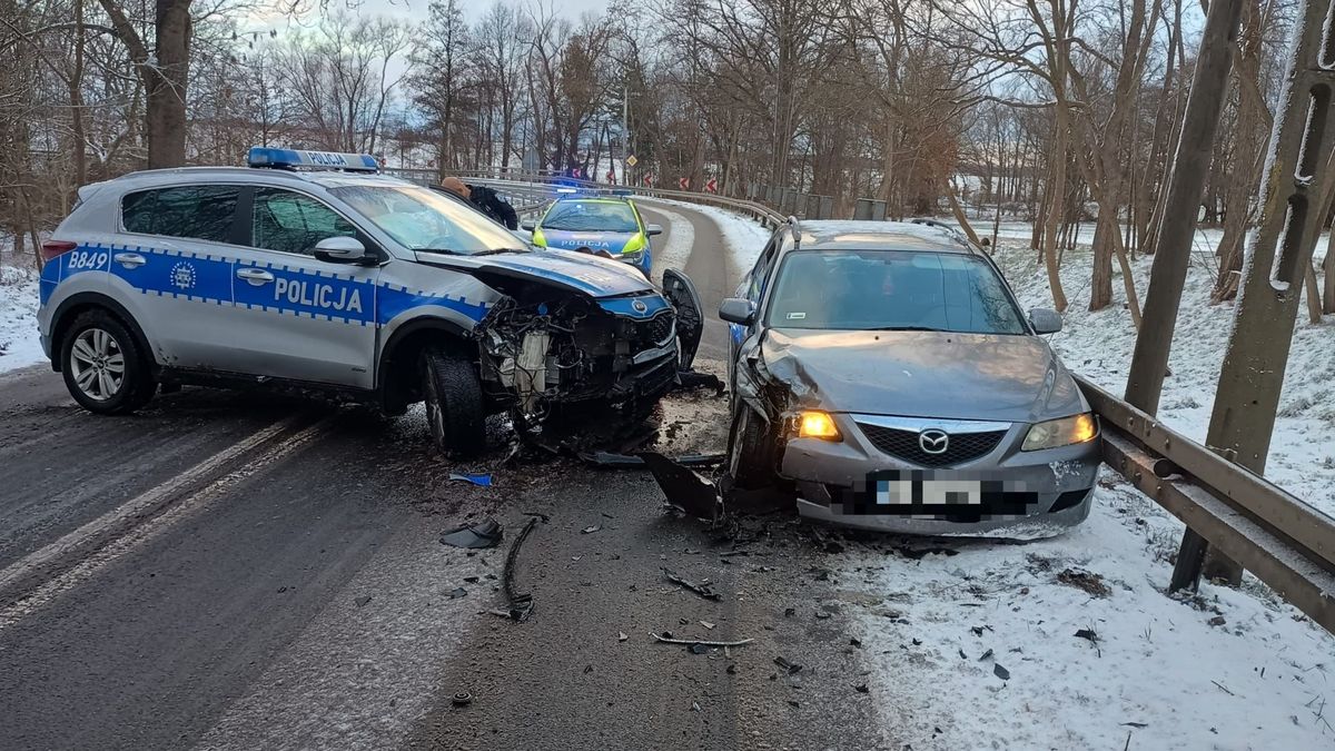 Policyjny radiowóz rozbity. Dramatyczny finał pościgu.