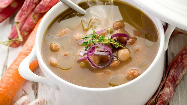 Zupa fasolowa z wieprzowiną przygotowana z dodatkiem wody 1:1