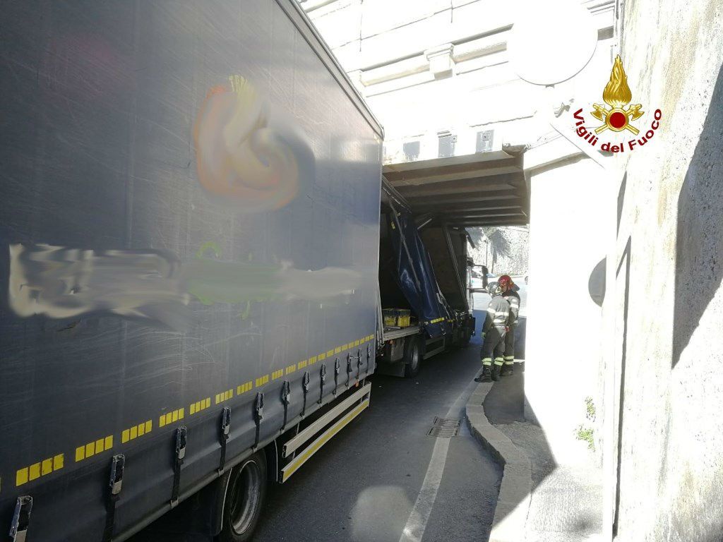 Genua: polski kierowca zablokował ruch. Utknął pod wiaduktem