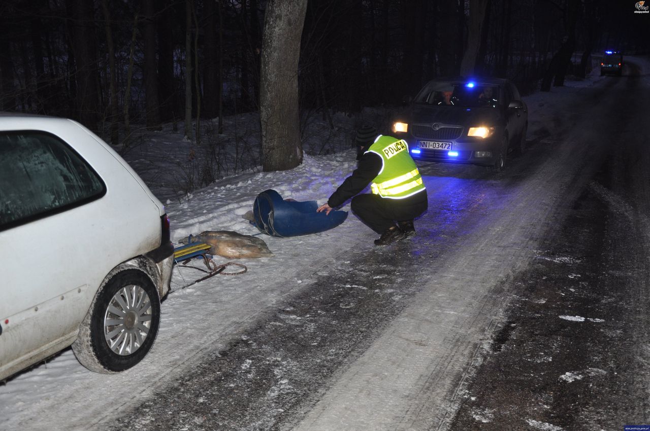 Sanki czy worek nie mają kierownicy i hamulców. Członkowie kuligu są zdani na łaskę bezwładności.