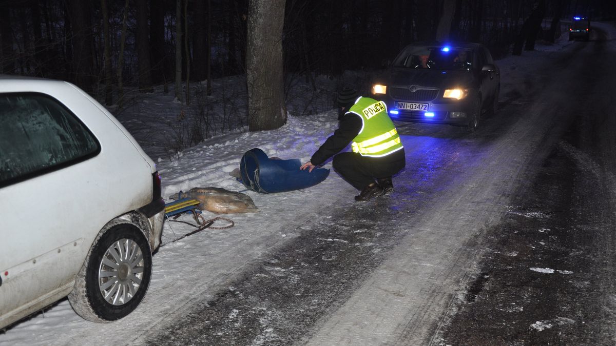Sanki czy worek nie mają kierownicy i hamulców. Członkowie kuligu są zdani na łaskę bezwładności.