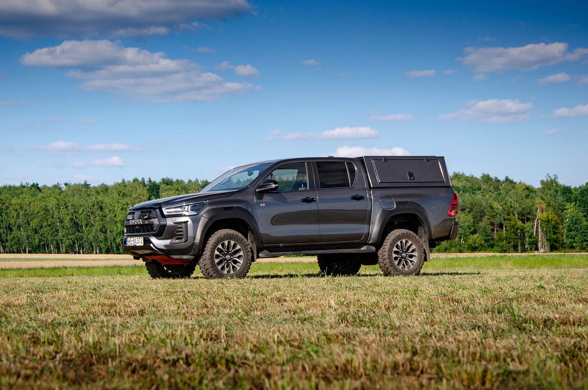 Toyota Hilux z zabudową Steelera wygląda jak auto wojskowe. 