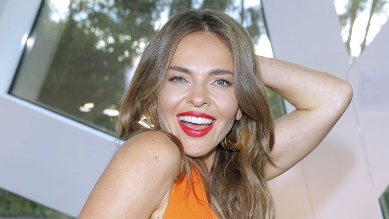 Zakochana Edyta Herbuś niczym Afrodyta pląsa TOPLESS nad brzegiem oceanu: "Fajnie jest spojrzeć na siebie JEGO oczami"