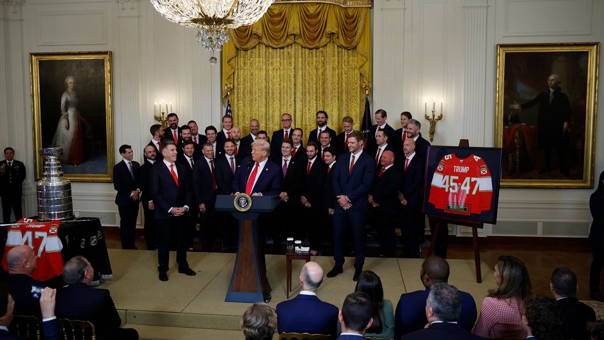 Getty Images / Na zdjęciu: Donald Trump i hokeiści Florida Panthers