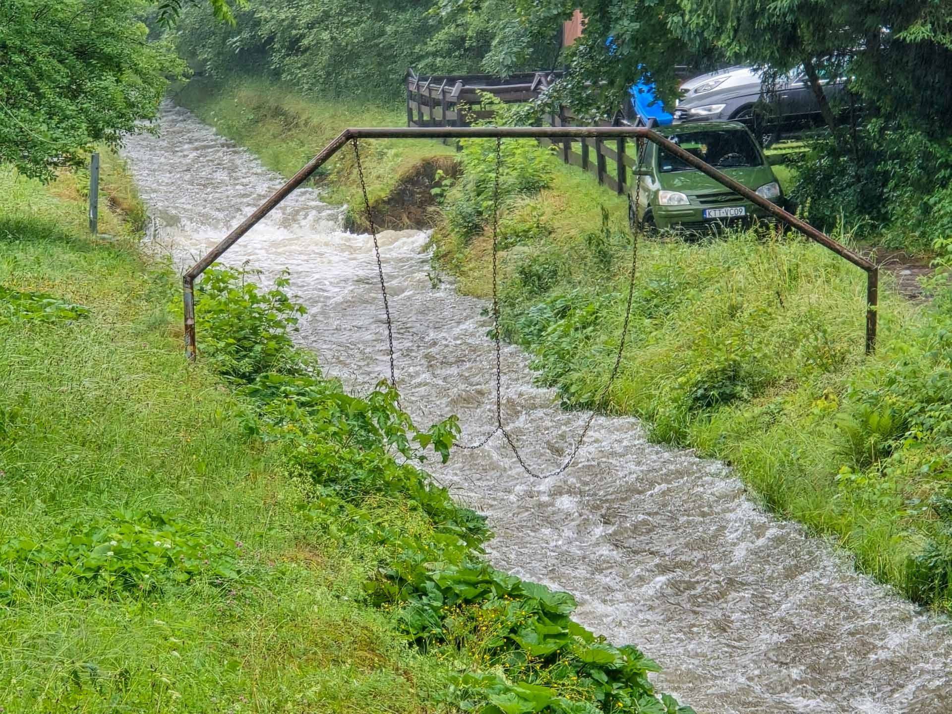 Wzbiera woda w górskich potokach