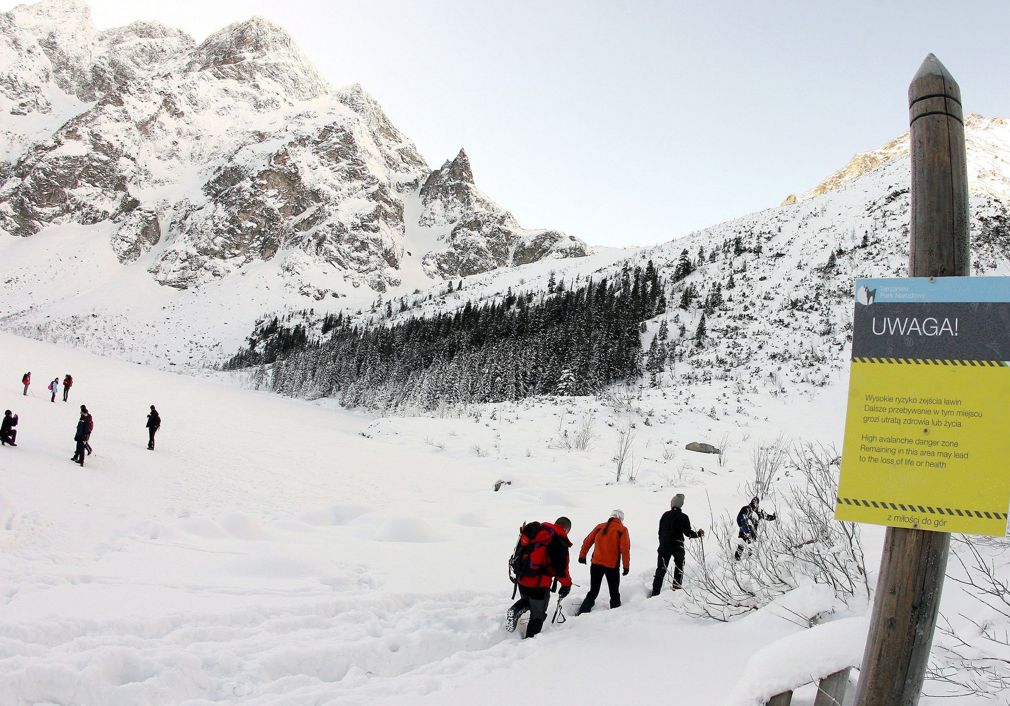 Tatry. Do Morskiego Oka zeszła potężna lawina śnieżna. Mogło dojść do tragedii  