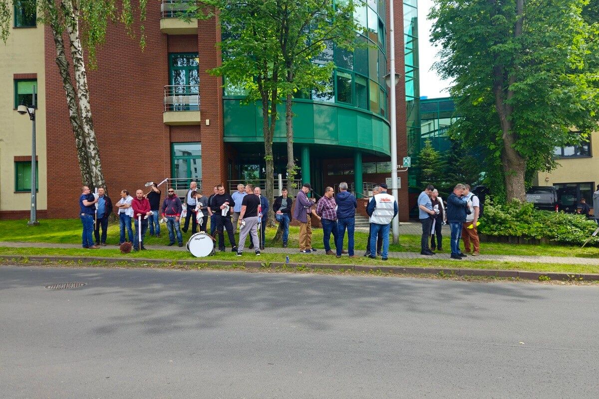 Pikieta pracowników przed siedzibą PGE Dystrybucja w Lublinie