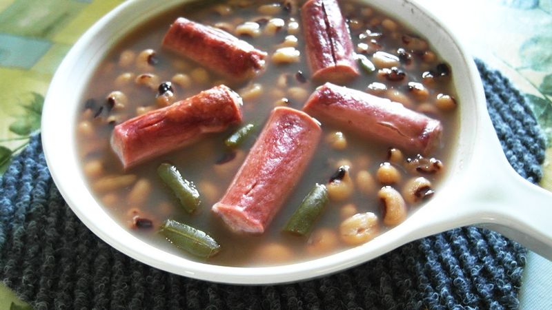 Zupa fasolowa z frankfurterkami przygotowana z dodatkiem wody 1:1