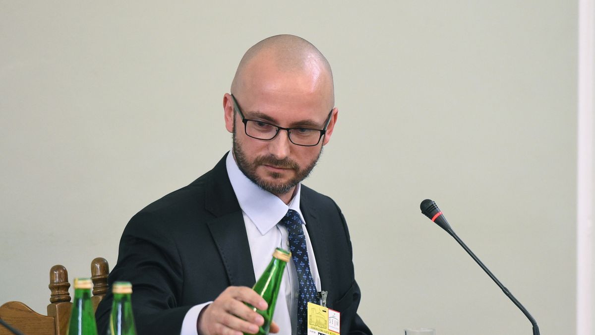 Prokurator Prokuratury Okręgowej w Warszawie Wojciech Łuniewski zeznaje przed sejmową komisją śledczą ds. Amber Gold