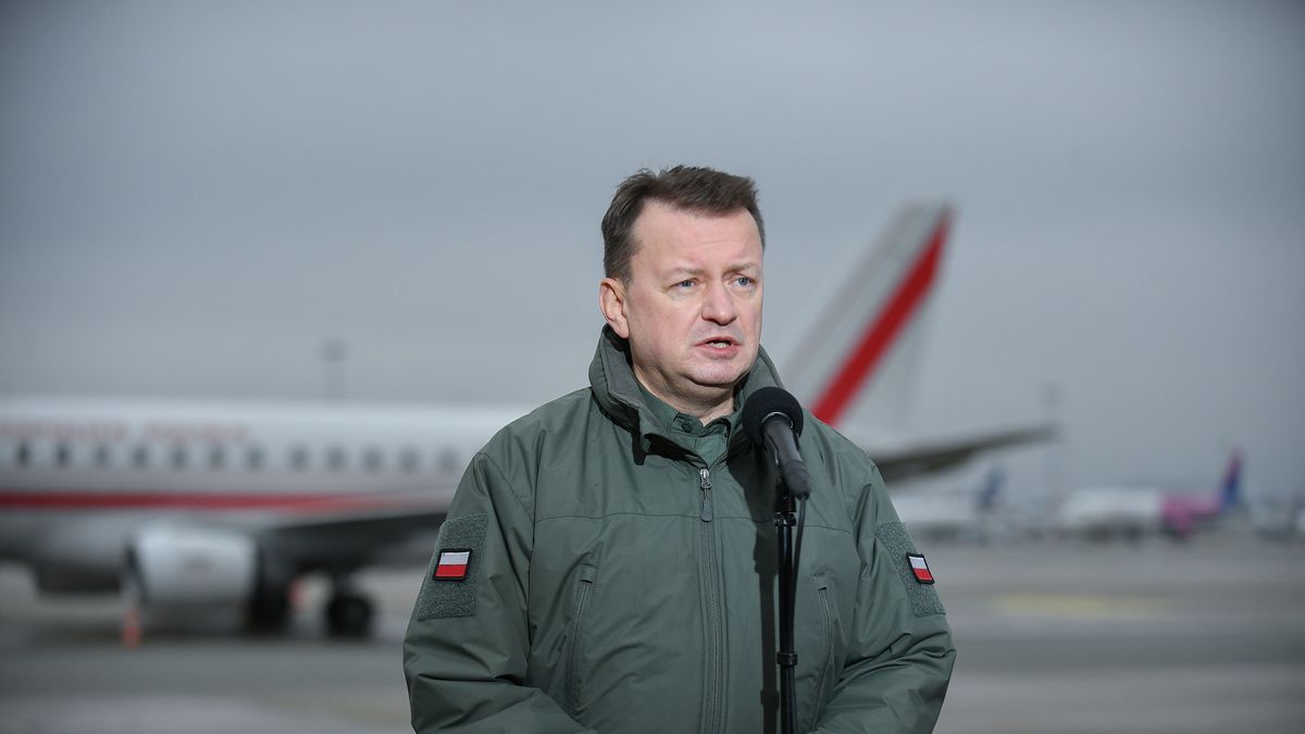 Warszawa, 07.01.2023. Wicepremier, minister obrony narodowej Mariusz Błaszczak na konferencji prasowej w 1 Bazie Lotnictwa Transportowego w Warszawie, 7 bm. (ad) PAP/Marcin Obara