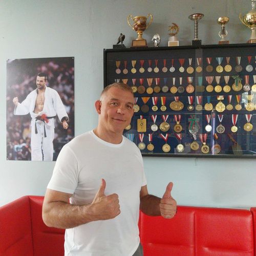 Paweł Nastula w swoim klubie na tle swoich medali