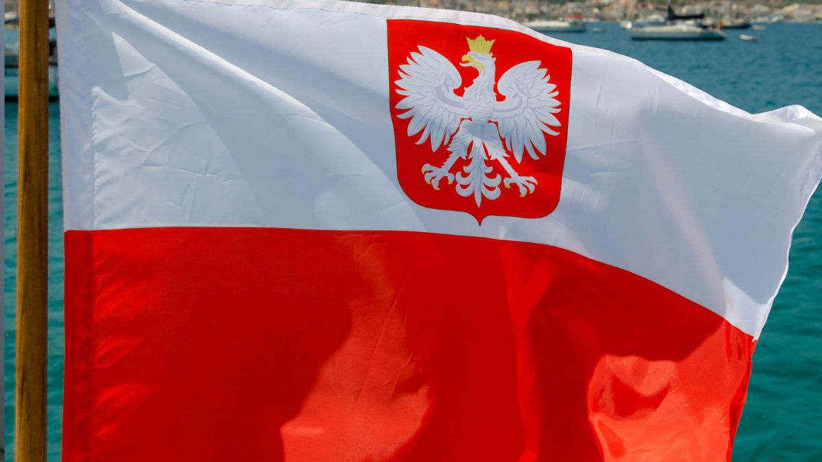 Flaga Polski powiewa na wietrze