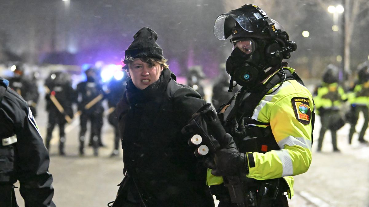 People protest after fatal shooting of man by federal agents
epa12683974 Police arrest protesters outside the hotel where top Border Patrol official Gregory Bovino is believed to be staying, in Maple Grove, a suburb of Minneapolis, Minnesota, USA, 26 January 2026. Bovino is expected to leave Minnesota after Alex Pretti was the second person killed by federal officers in Minneapolis this month.  EPA/CRAIG LASSIG 
Dostawca: PAP/EPA.
CRAIG LASSIG
ICE, shooting