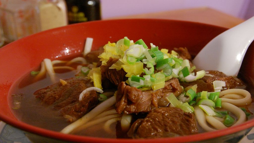 Zupa z wołowiną i makaronem przygotowana z dodatkiem wody 1:1