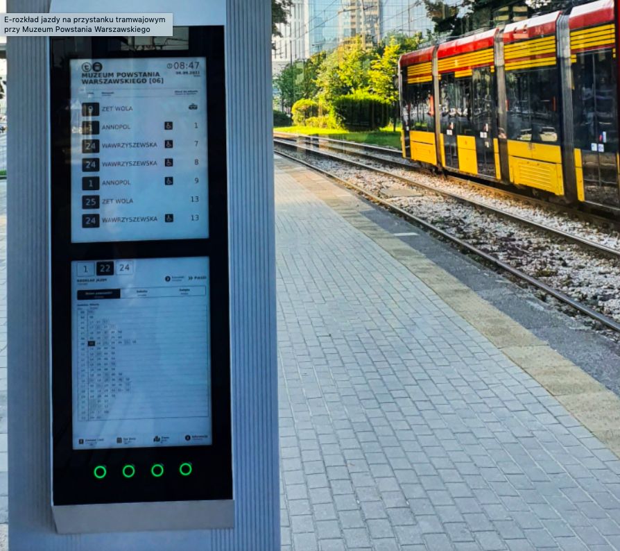 Warszawa. Na kilku przystankach tramwajowych pojawią się nowe elektroniczne rozkłady jazdy. Jeśli przypadną do gustu pasażerom i sprawdzą się w stołecznych realiach, będą wspaniałą pomocą w podróżowaniu miejskim transportem (Urząd Miasta st. Warszawy)