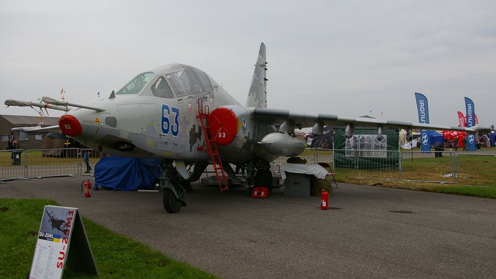 Su-25 ma po 5 zaczepów na uzbrojenie pod każdym skrzydłem