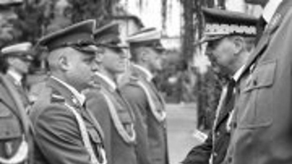 Ś.P. Marcin Szpyruk odbiera awans na starszego sierżanta z rąk Komendanta Stołecznego Policji 