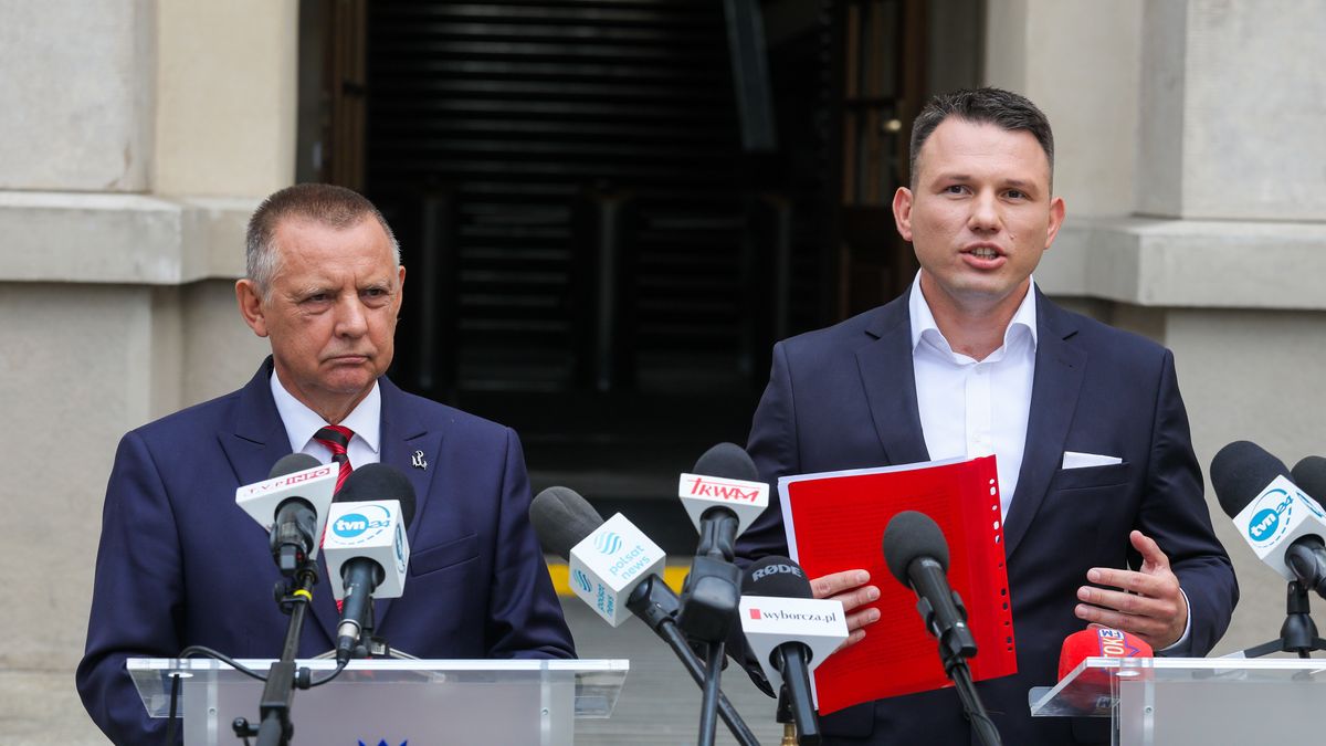 Warszawa, 27.07.2023. Prezes NIK Marian Banaś (L) i prezes Nowej Nadziei, współprzewodniczący Konfederacji Sławomir Mentzen (P) podczas konferencji prasowej przed siedzibą NIK w Warszawie, 27 bm. (sko) PAP/Paweł Supernak