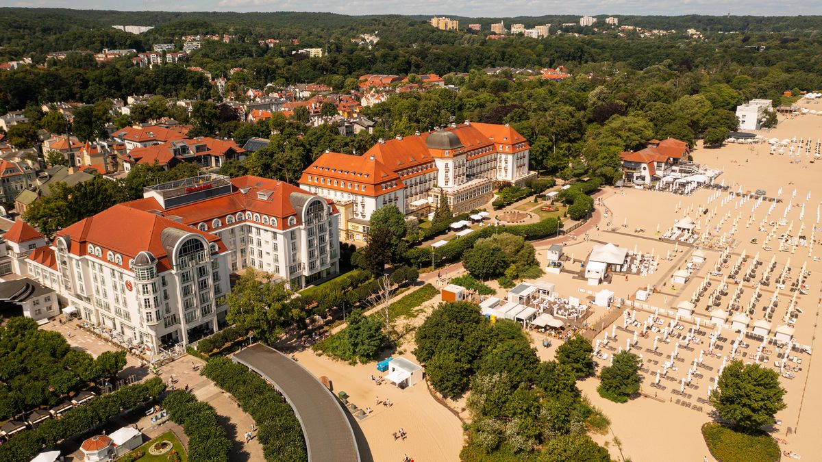 W centrum kadru hotel Sofitel Grand Sopot