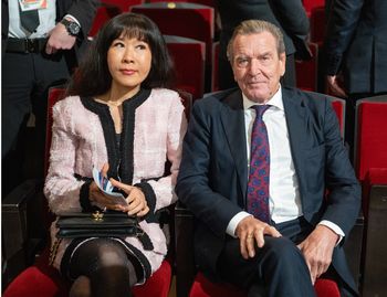 Były kanclerz Niemiec na urodzinach Putina. "Niemoralne"