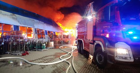 Pożar hali magazynowej w Rusocinie. Kilkanaście osób zdążyło uciec