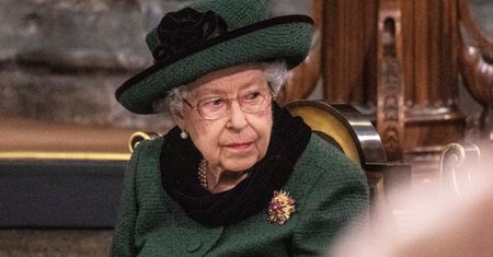 Królowa Elżbieta II oddała hołd zmarłemu mężowi. Nie mogła powstrzymać łez