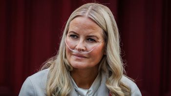 Haakon obejmuje tron po śmierci ojca, ale u jego boku ZABRAKŁO Mette-Marit. "Miała KOMPLIKACJE"