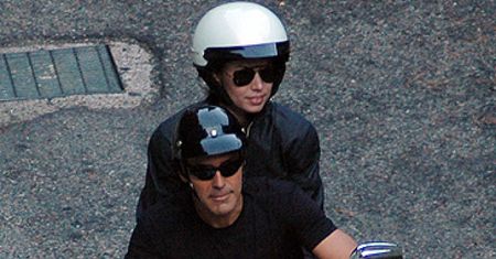 George Clooney na motorze