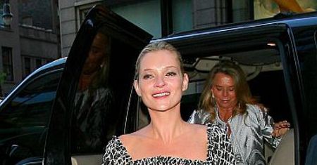 Kilka ujęć nóg Kate Moss