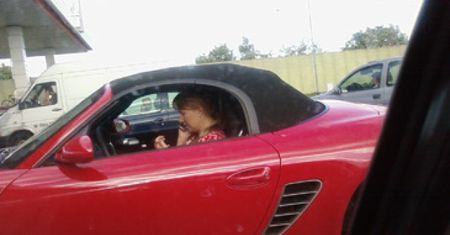 Guzik jednak jeździ porsche