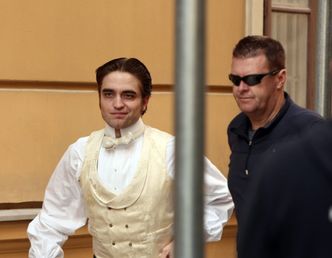 Robert Pattinson w dziwnym stroju...
