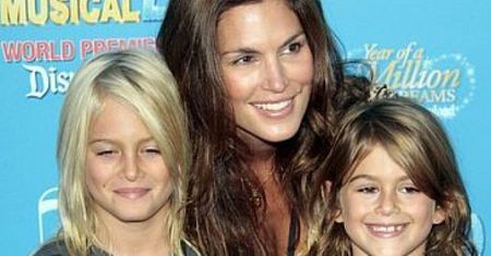 Syn Cindy Crawford wygląda jak dziewczynka!