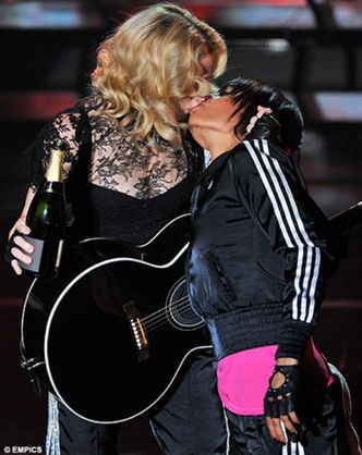 Madonna znów całuje kobietę!