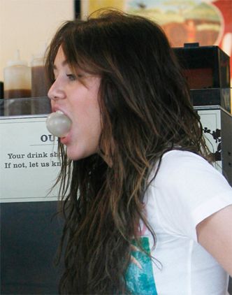 Miley ŻUJE gumę!