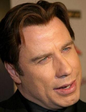 Travolta nosi perukę?