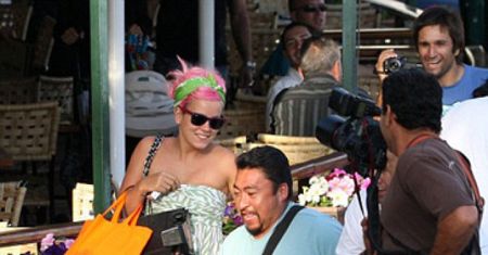 Lily ucieka przed paparazzi!