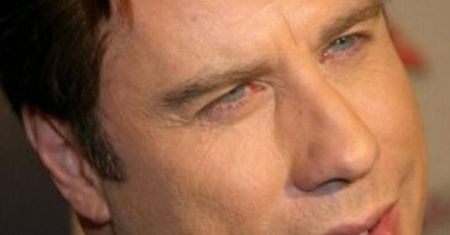 Travolta nosi perukę?