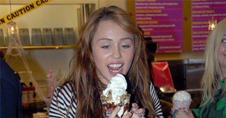Miley bawi się lodem...