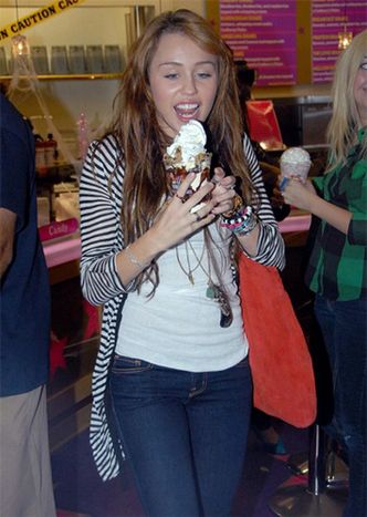 Miley bawi się lodem...