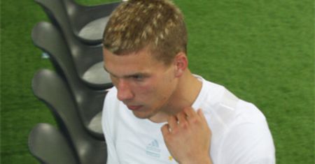 Podolski ściąga koszulkę! (ZDJĘCIA)
