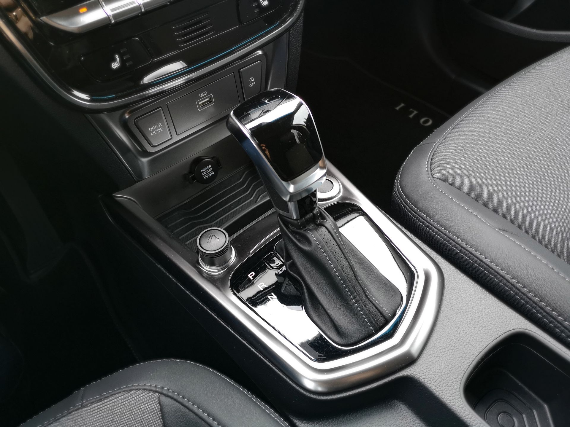 SsangYong Tivoli: Systemy bezpieczeństwa, standardowe audio i prosty system 9