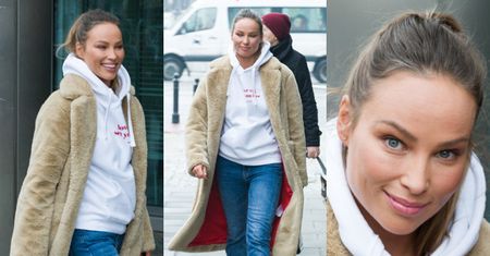 Wyluzowana Weronika Ksiażkiewicz cieszy się z uwagi fotografów pod studiem "DD TVN"