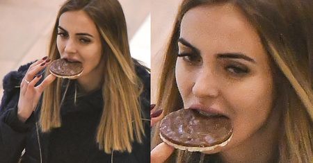 Narzeczona Miśka Koterskiego zajada się czekoladowym wafelkiem na zakupach (ZDJĘCIA)