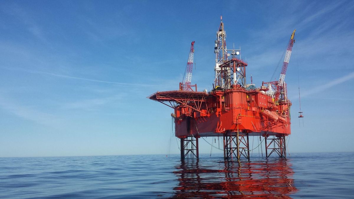 Z wydobyciem ropy i gazu jest jak z coca-colą. Jeśli delikatnie odkręcisz korek od butelki, bąbelki będą ulatywały długo. Jak wstrząśniesz butelką i odkręcisz na full, to wszystko wypłynie bardzo szybko, dużą strugą.