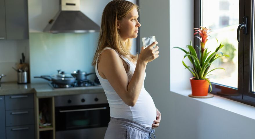 Naturalna pielęgnacja podczas ciąży. Składniki, które zadbają o skórę przyszłej mamy